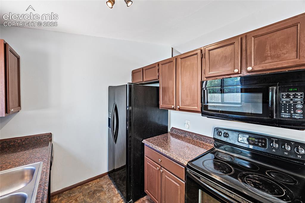 Image 7 of 37: Kitchen.