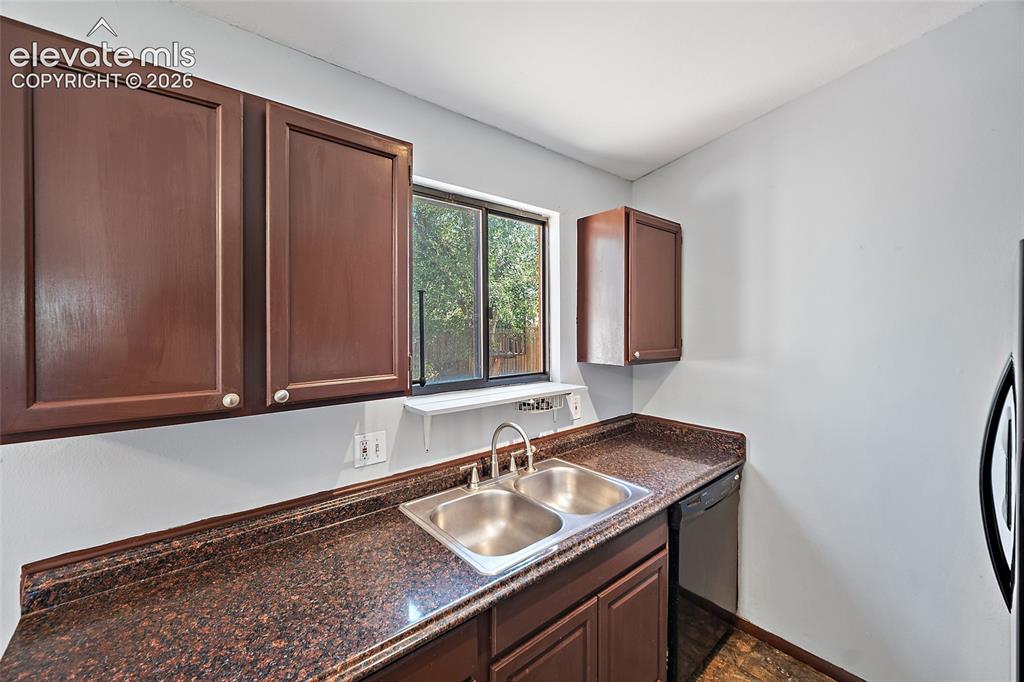 Image 8 of 37: Kitchen.