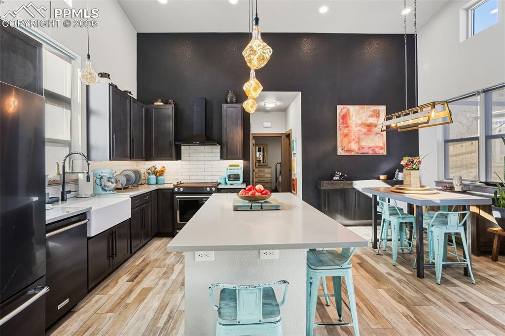 Image 12 of 39: Kitchen