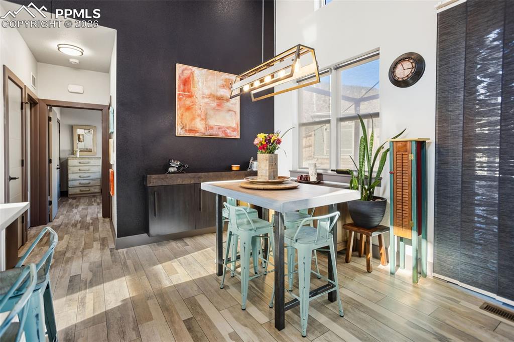 Image 14 of 39: Dining Area