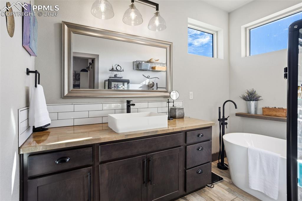 Image 17 of 39: Bathroom