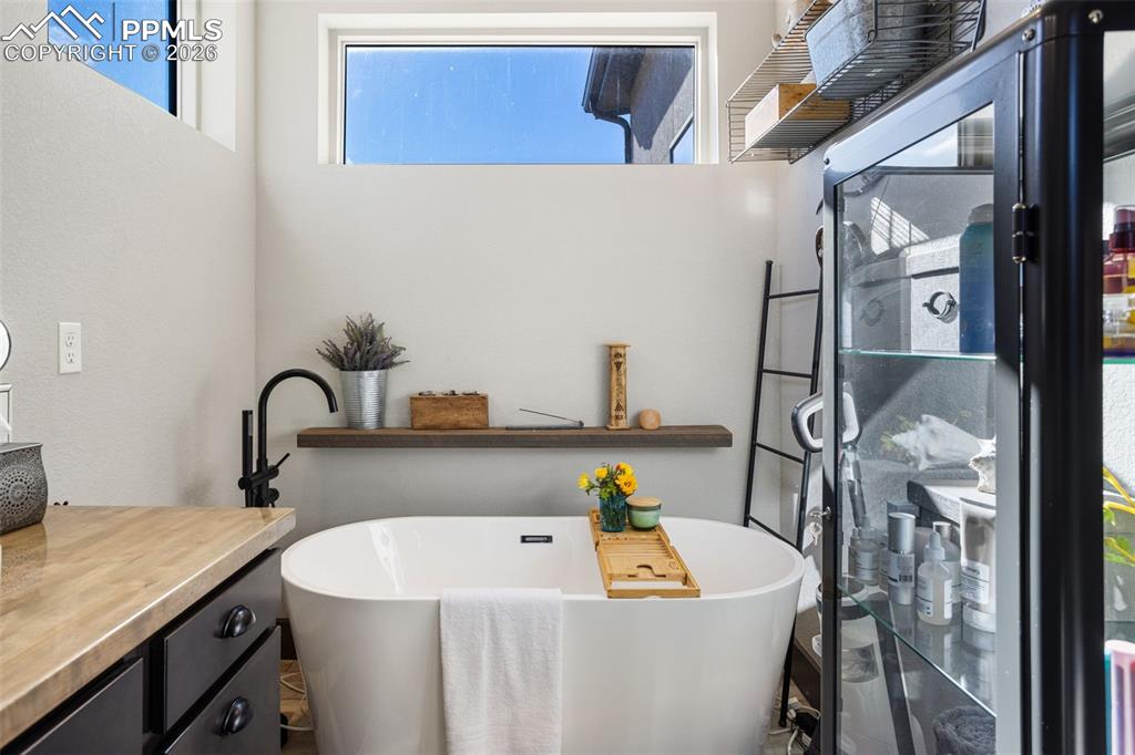 Image 18 of 39: Bathroom