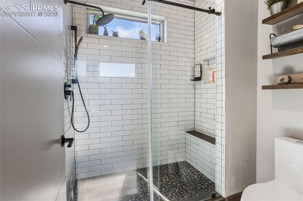 Image 19 of 39: Bathroom