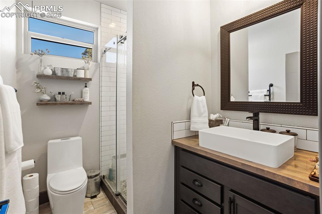 Image 22 of 39: Bathroom