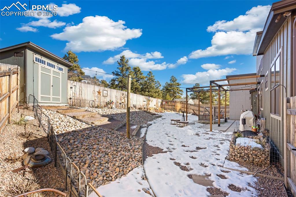 Image 27 of 39: Yard