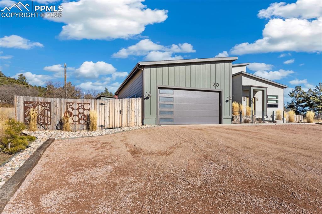 Image 30 of 39: Garage