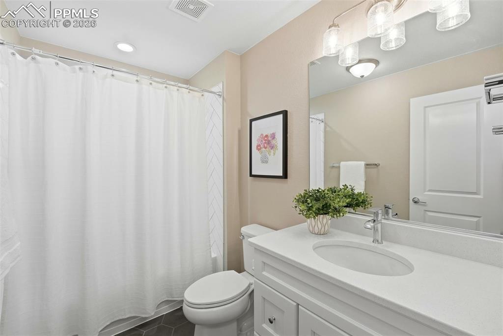 Image 24 of 45: Bathroom