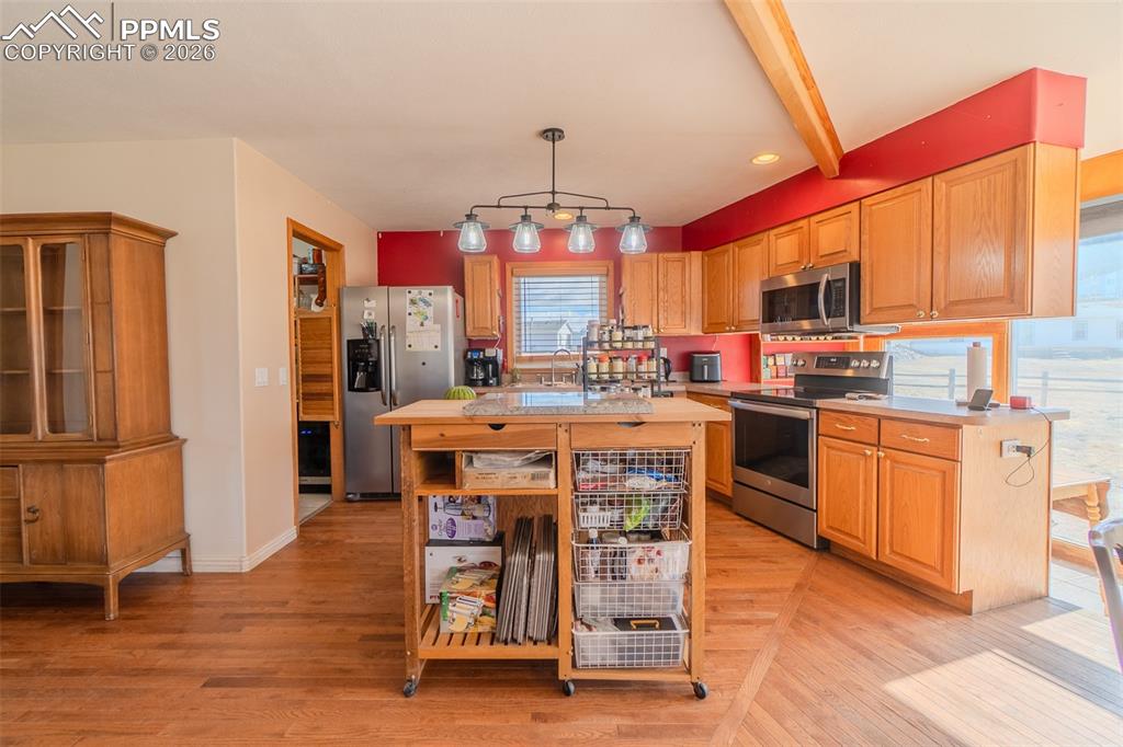 Image 13 of 49: Kitchen