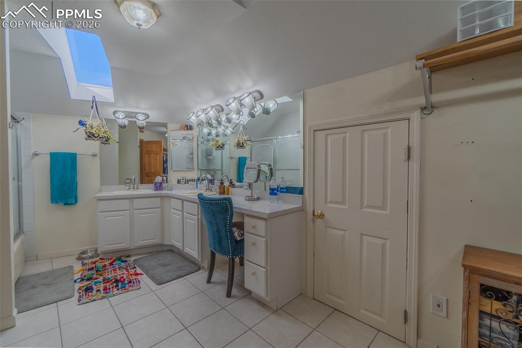 Image 29 of 49: Bathroom