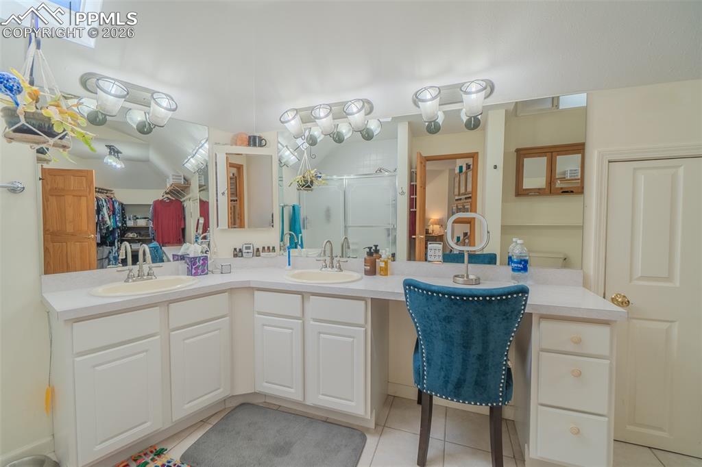 Image 30 of 49: Bathroom