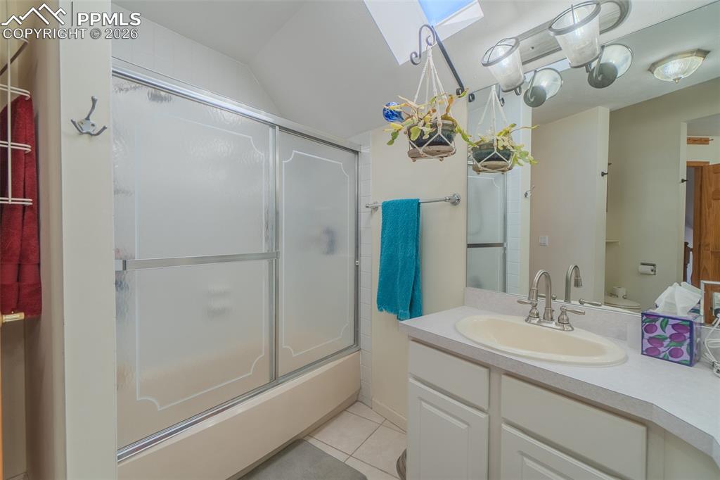 Image 31 of 49: Bathroom