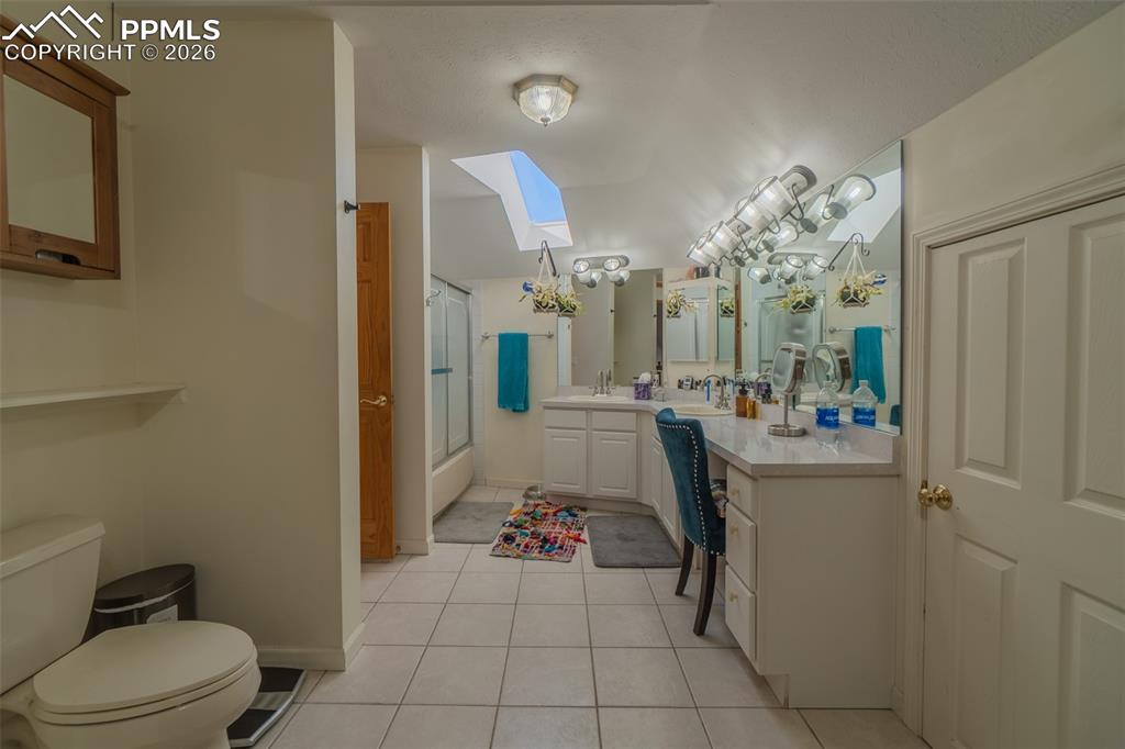 Image 33 of 49: Bathroom