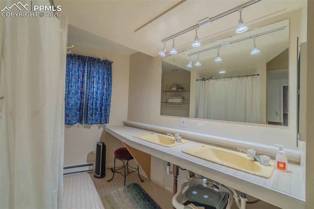 Image 41 of 49: Bathroom