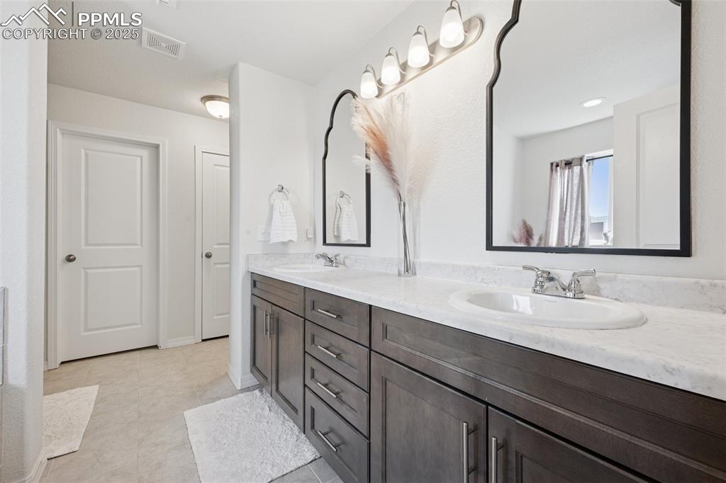 Image 17 of 29: Bathroom