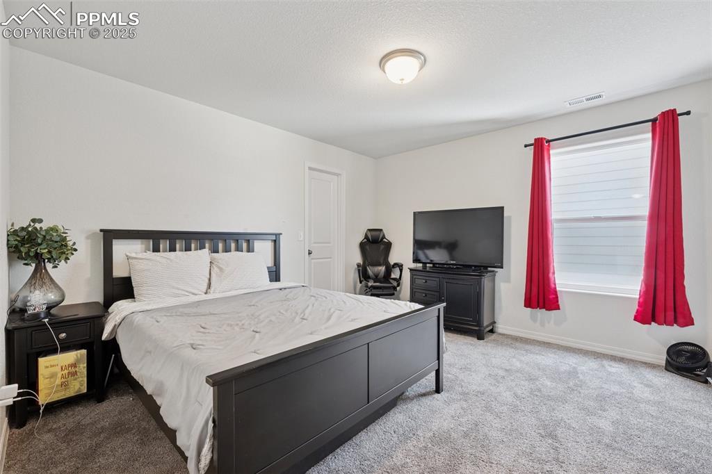 Image 19 of 29: Bedroom