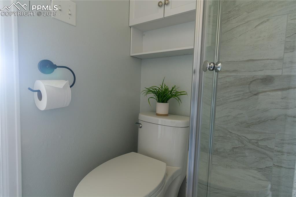 Image 26 of 37: Full bathroom with toilet