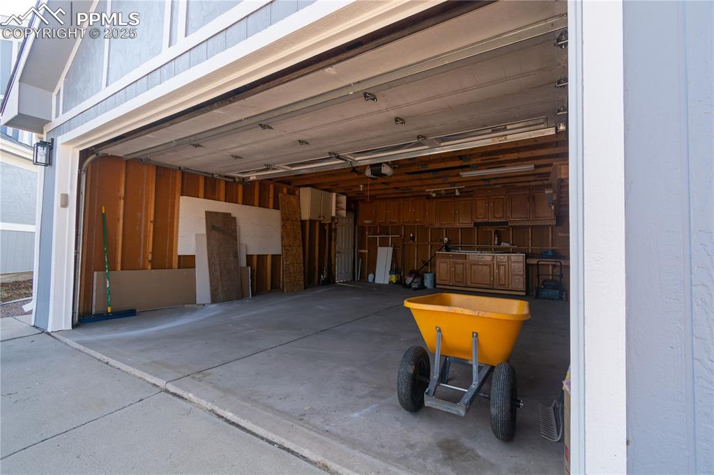 Image 4 of 37: View of garage