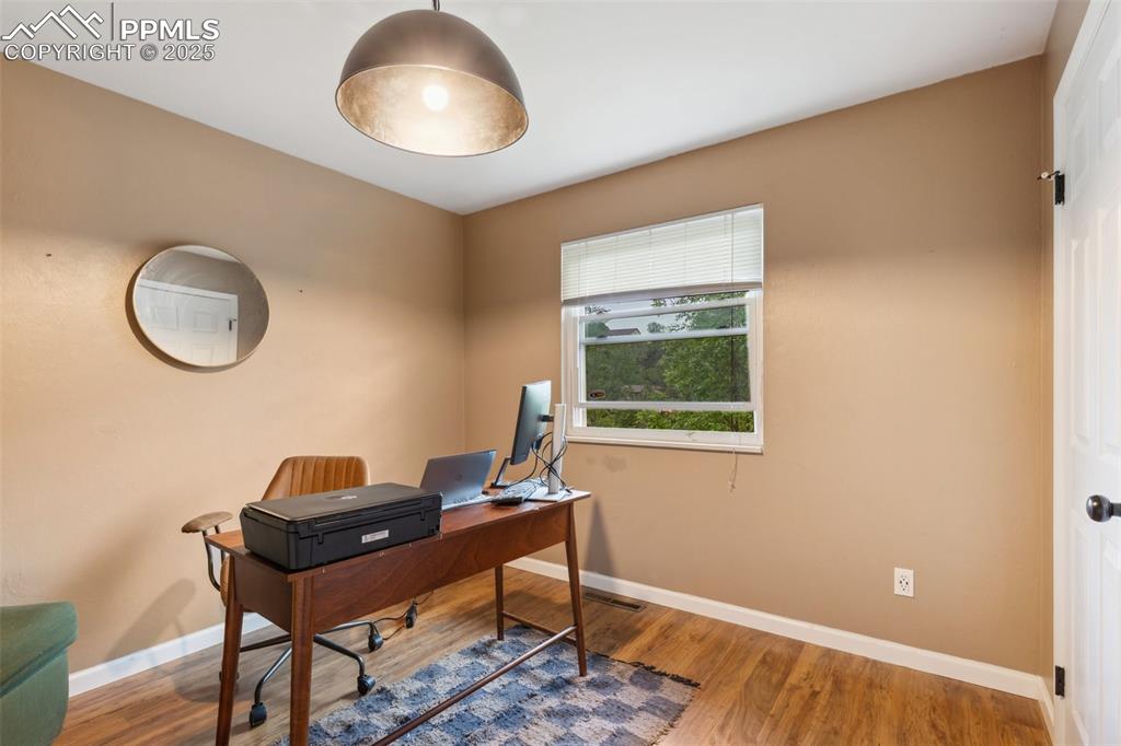 Image 22 of 48: Office