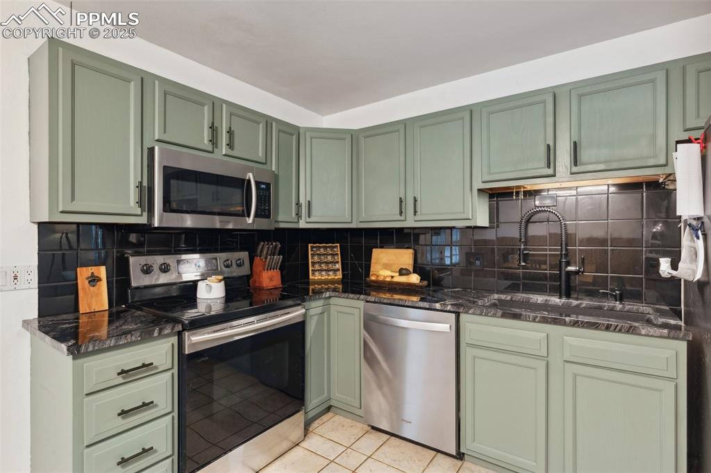 Image 9 of 48: Kitchen