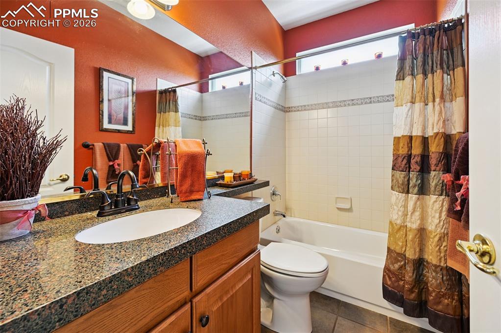 Image 10 of 50: Bathroom