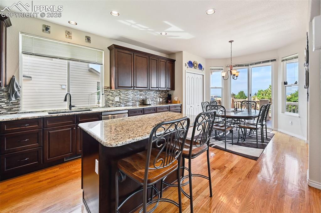 Image 21 of 50: Kitchen