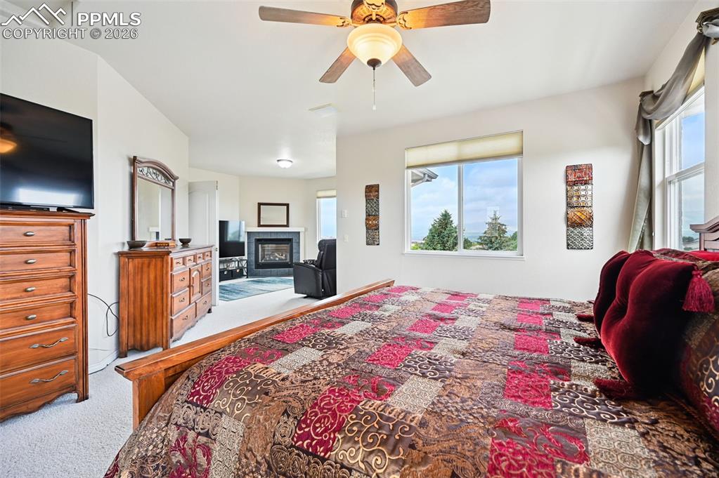 Image 25 of 50: Bedroom