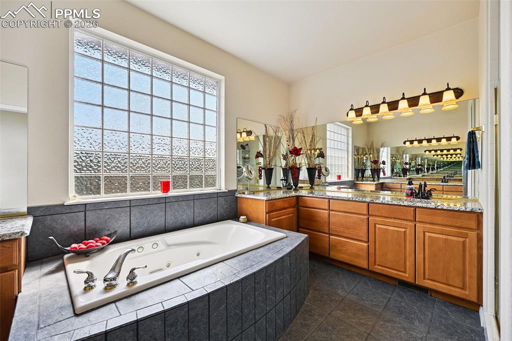 Image 30 of 50: Bathroom