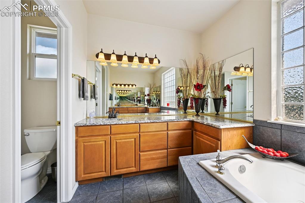 Image 31 of 50: Bathroom