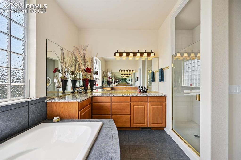 Image 32 of 50: Bathroom