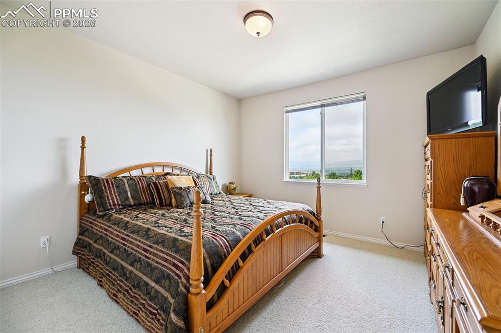 Image 34 of 50: Bedroom