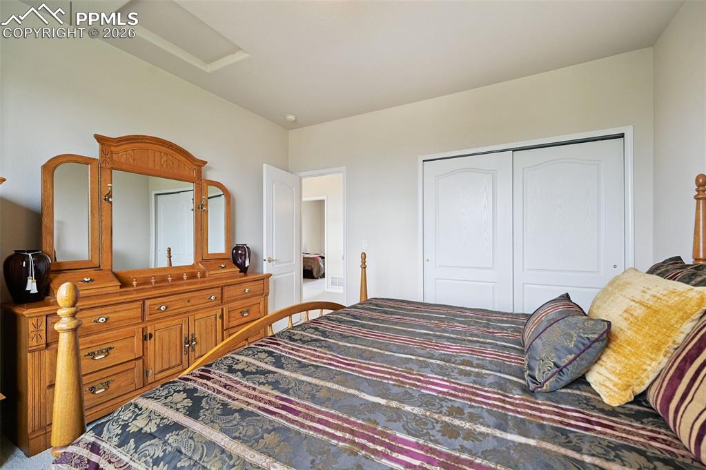 Image 35 of 50: Bedroom