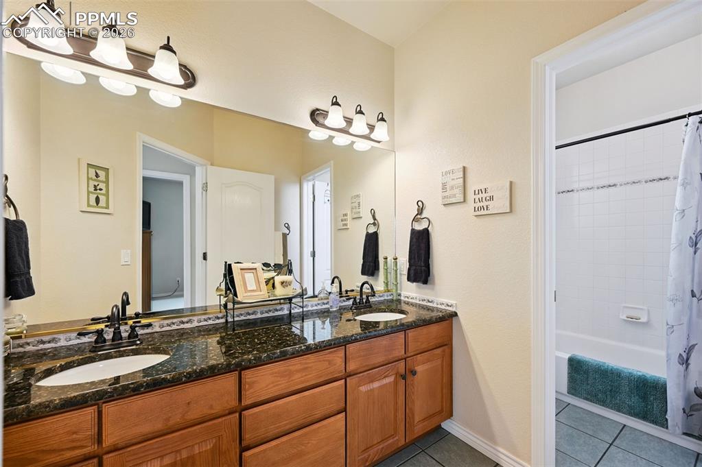 Image 36 of 50: Bathroom