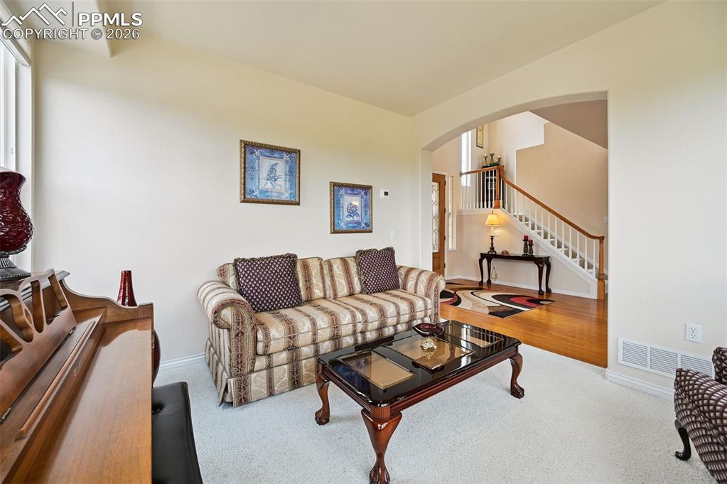 Image 7 of 50: Living Room