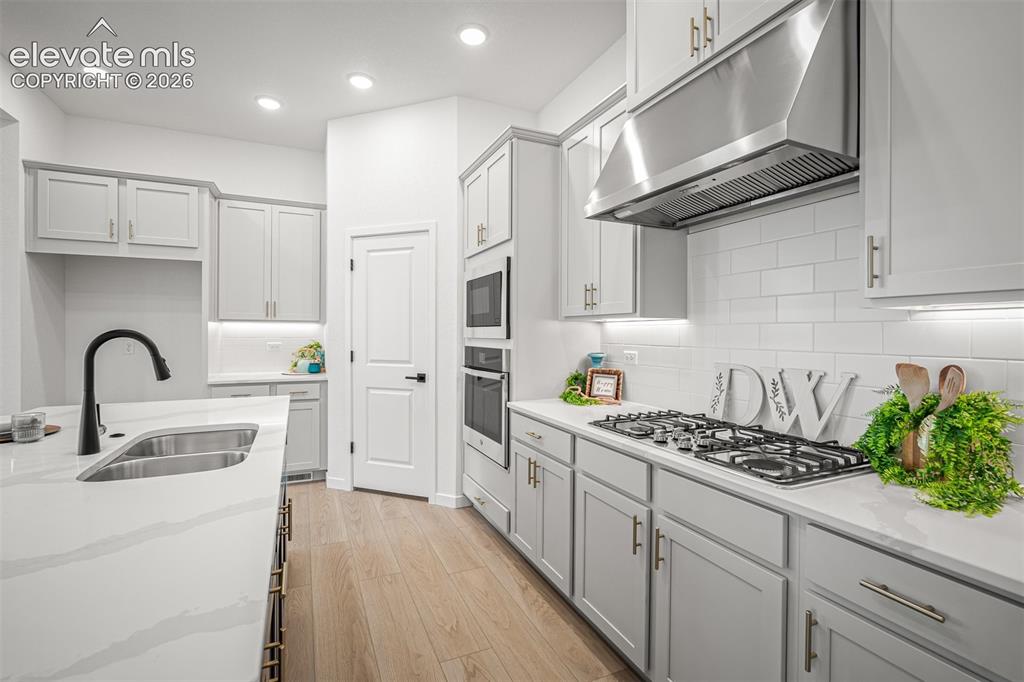 Image 10 of 38: Kitchen