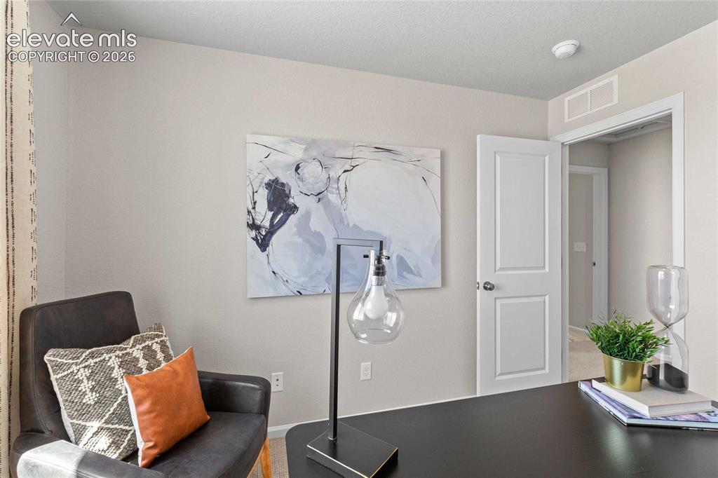 Image 23 of 25: *Photos of a model home*