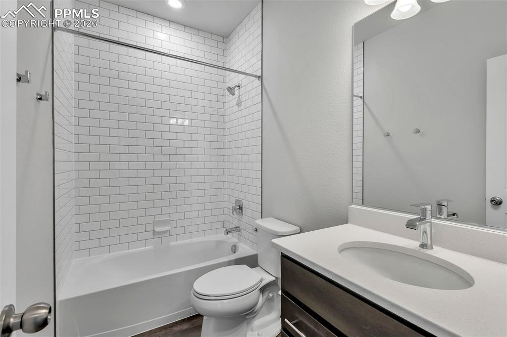 Image 21 of 30: Upper level unit