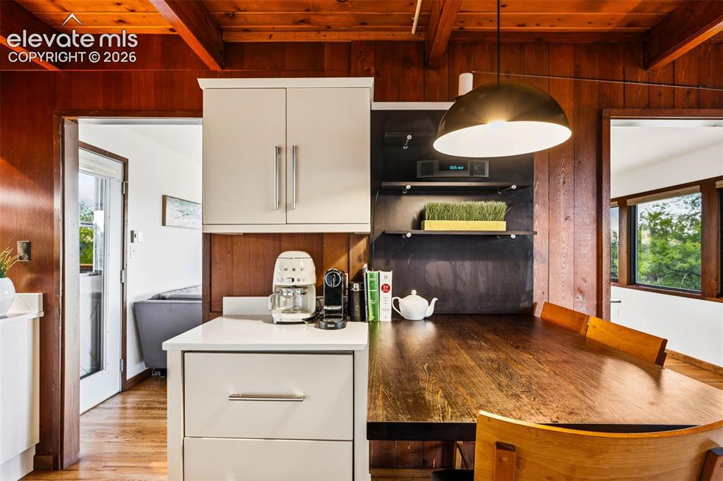 Image 14 of 45: Breakfast Area