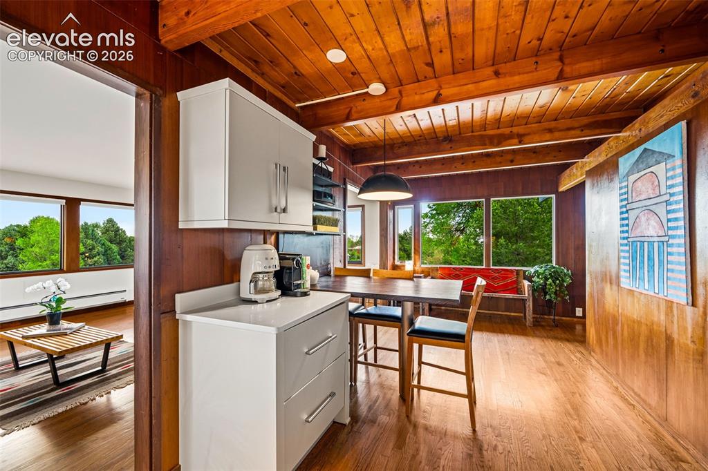 Image 15 of 45: Breakfast Area