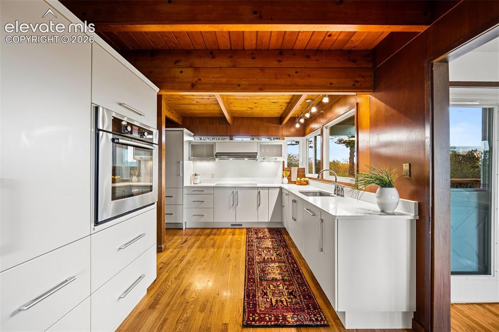 Image 16 of 45: Kitchen