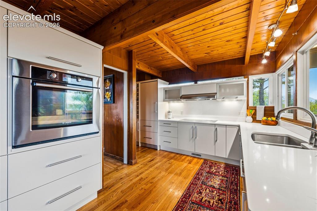 Image 17 of 45: Kitchen