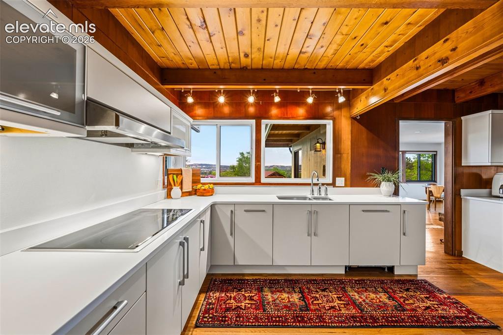 Image 18 of 45: Kitchen
