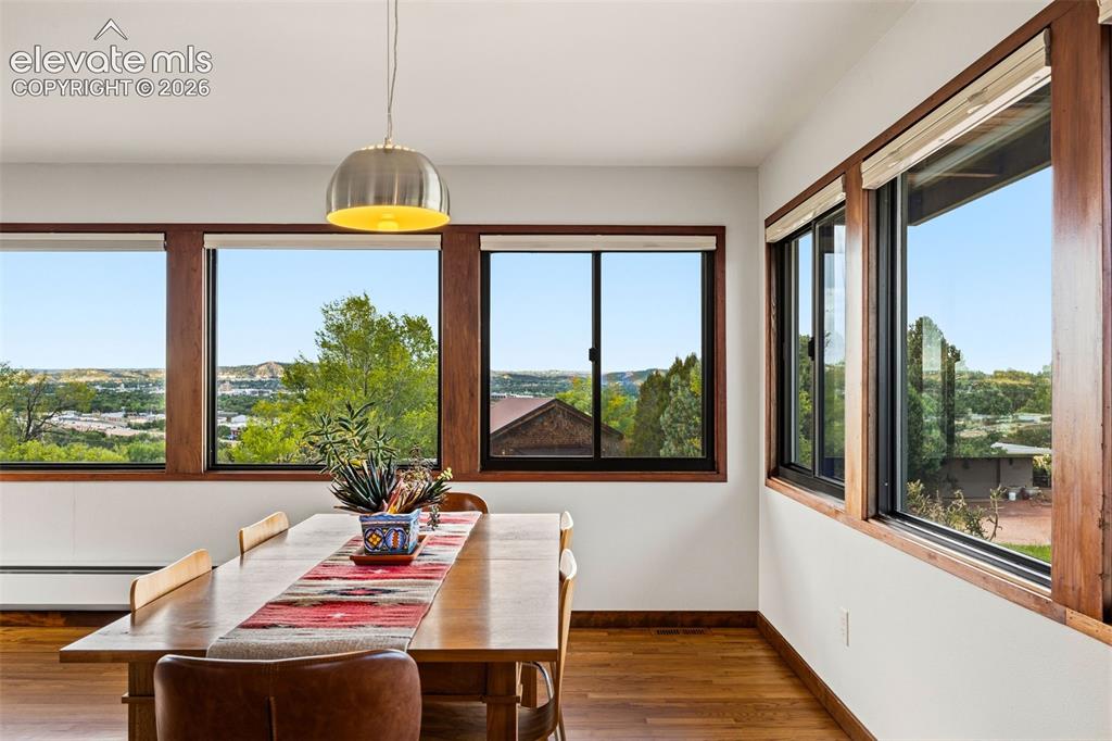 Image 21 of 45: Dining Area