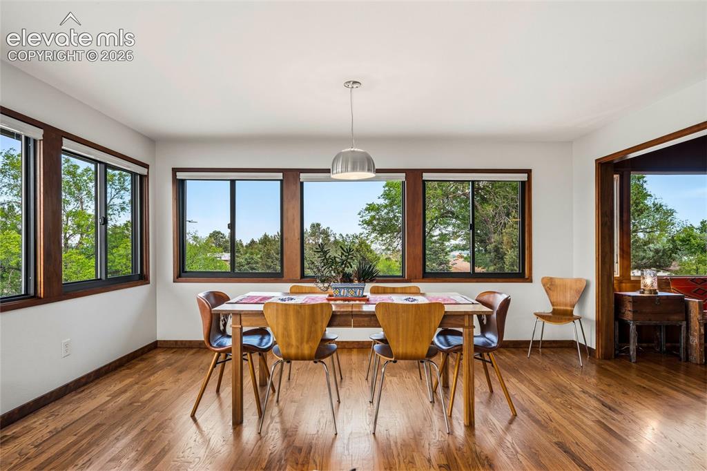 Image 22 of 45: Dining Area