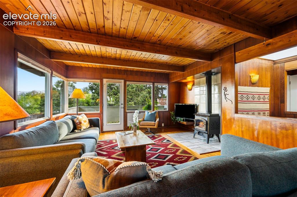 Image 5 of 45: Family Room