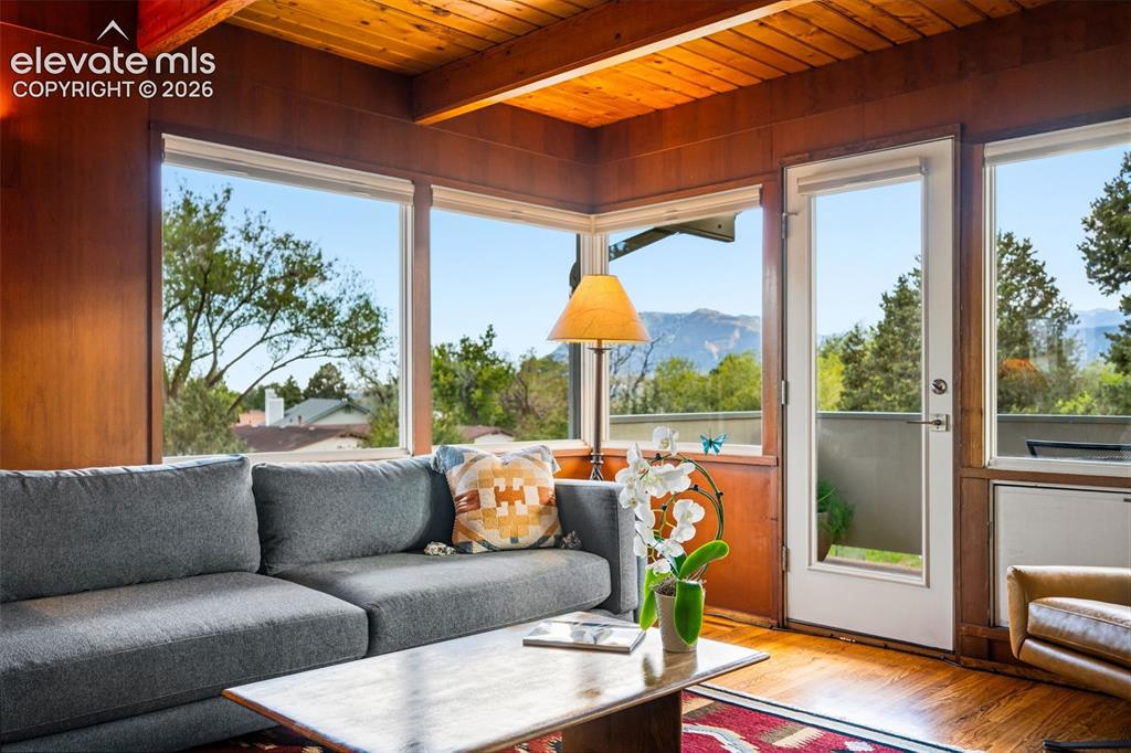Image 7 of 45: Family Room