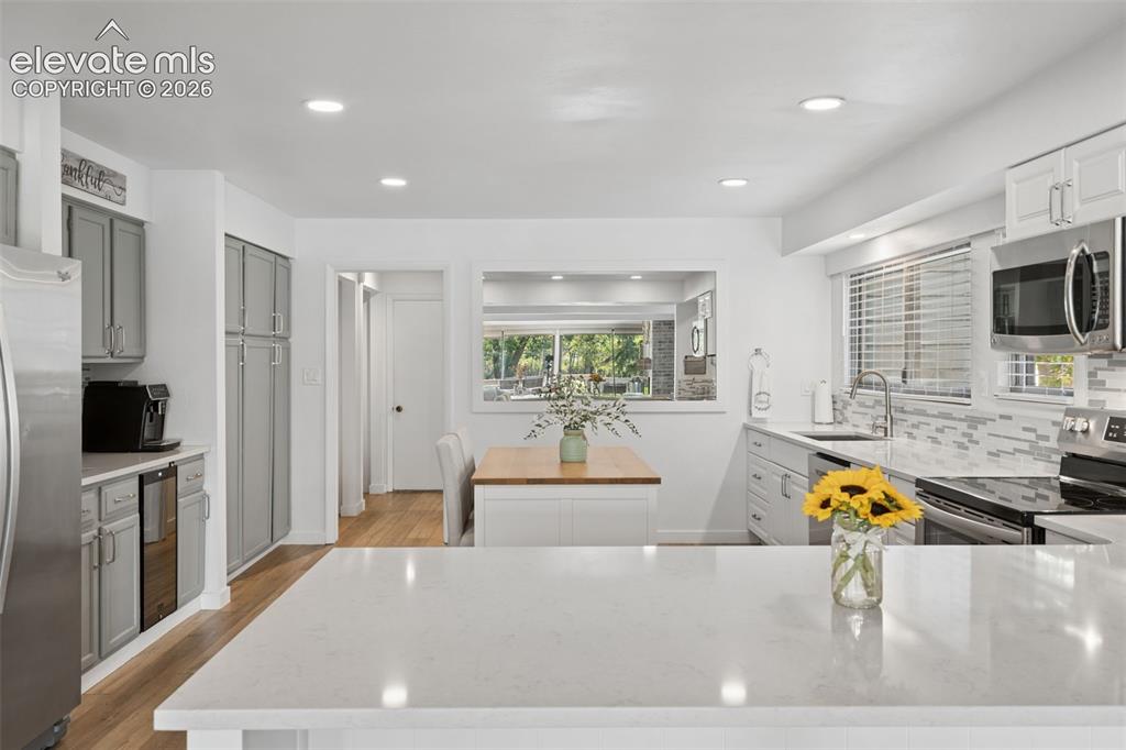 Image 18 of 49: Kitchen