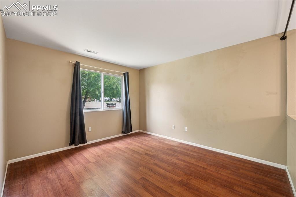 Image 13 of 21: Bedroom