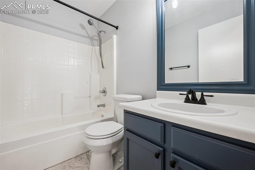 Image 15 of 21: Bathroom