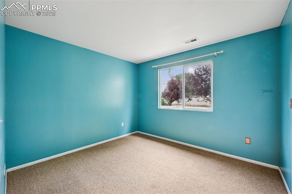 Image 16 of 21: Bedroom