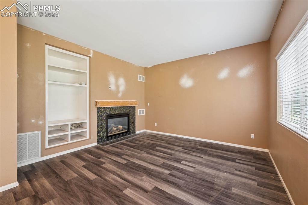 Image 3 of 21: Family Room